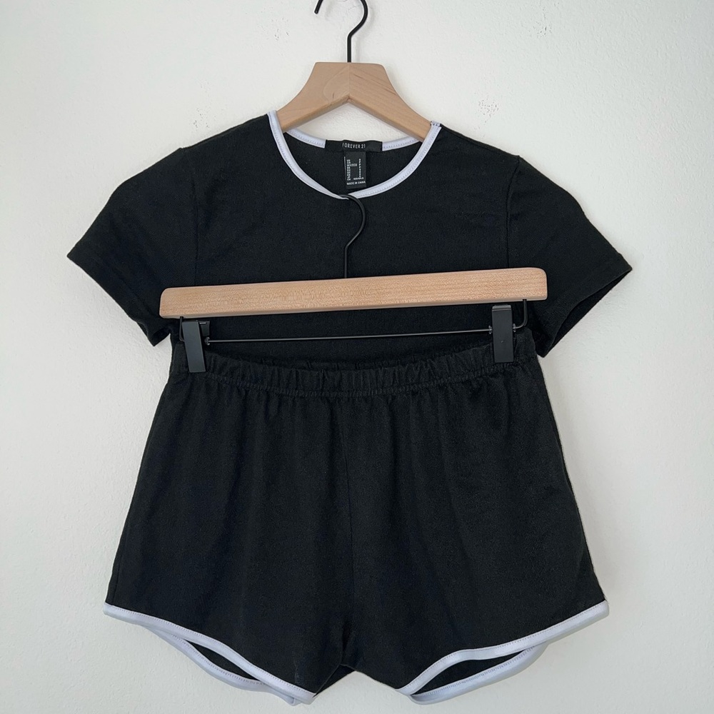 ♥️SOLD♥️ Forever 21 Contrast-Trim Cropped Tee & Shorts Set